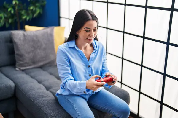 Young Beautiful Hispanic Woman Playing Video Game Sitting Sofa Home — Stock Photo, Image