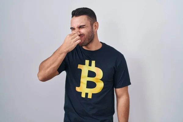 Bitcoin Shirt Giyen Genç Spanyol Adam Pis Iğrenç Bir Koku — Stok fotoğraf