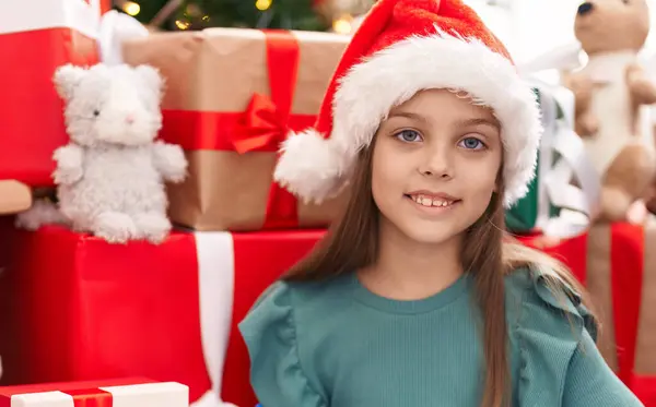 Evdeki Noel Ağacının Yanında Kendinden Emin Gülümseyen Sevimli Spanyol Kız — Stok fotoğraf