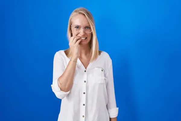 Young Caucasian Woman Standing Blue Background Looking Stressed Nervous Hands — Foto Stock