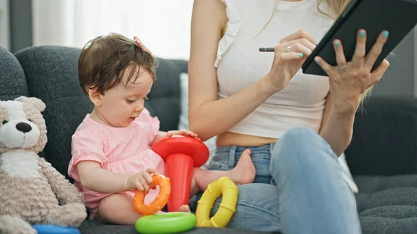 Anne Kızı Evde Çember Oynarken Dokunmatik Ped Kullanıyorlar — Stok fotoğraf