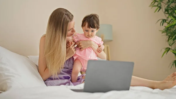 Mutter Und Tochter Sitzen Mit Laptop Auf Bett Schlafzimmer — Stockfoto