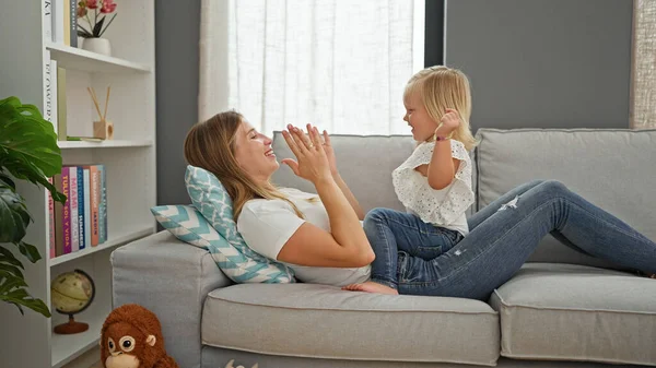 Sebevědomá Běloška Matka Dceruška Odpočívají Pohodlné Pohovce Hrají Hry Tleskají — Stock fotografie