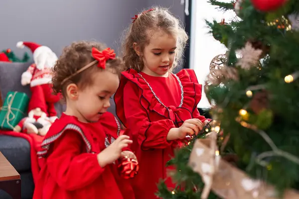 Entzückende Mädchen Schmücken Weihnachtsbaum Hause — Stockfoto
