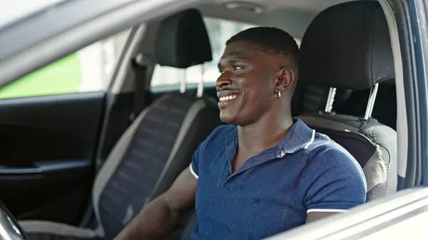 Afro Amerikalı Adam Gülümsüyor Sokakta Kendinden Emin Araba Kullanıyor — Stok fotoğraf