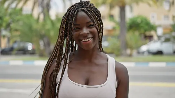 Sokakta Kendine Güvenen Afrikalı Amerikalı Kadın Gülümsüyor — Stok fotoğraf