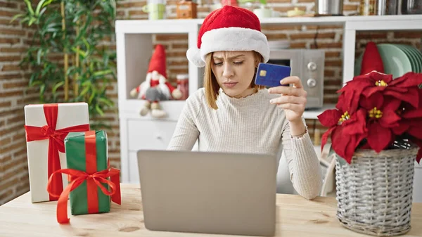 Młoda Blondynka Zakupy Laptopem Kartą Kredytową Świętuje Boże Narodzenie Patrząc — Zdjęcie stockowe