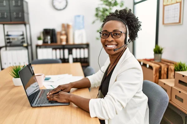 Αφροαμερικάνα Τηλεφωνήτρια Χαμογελαστή Σίγουρη Δουλειά Στο Γραφείο — Φωτογραφία Αρχείου