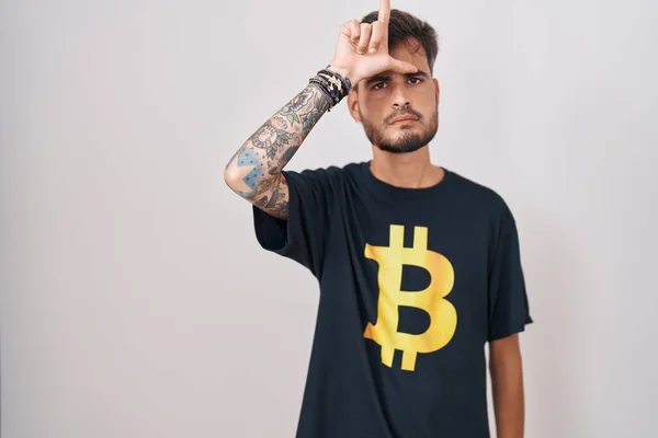 Giovane Uomo Ispanico Con Tatuaggi Che Indossano Bitcoin Shirt Prendere — Foto Stock