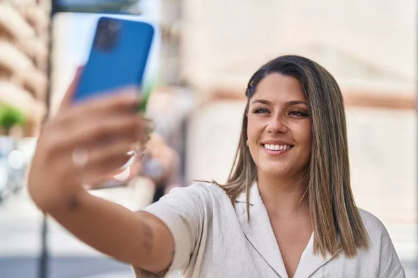 Mujer Hispana Joven Sonriendo Confiada Haciendo Selfie Por Teléfono Inteligente — Foto de Stock