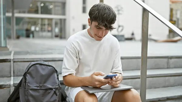 Slunečně Osvícený Mladý Hispánský Vysokoškolský Student Radostně Psal Sms Smartphone — Stock fotografie