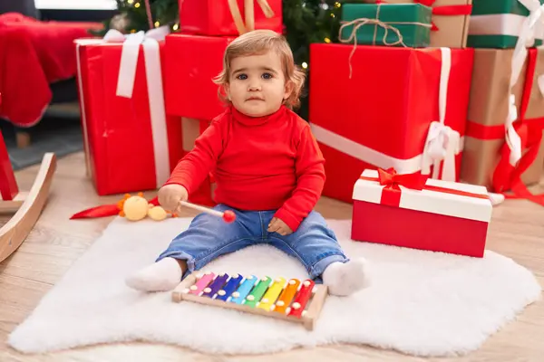 Adorabile Bambino Ispanico Giocare Xilofono Seduto Sul Pavimento Regali Natale — Foto Stock