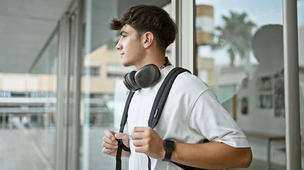 Cool Mladý Hispánský Student Nosí Sluchátka Uvolněný Batohem Univerzitě Soustředit — Stock fotografie