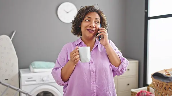 Mladý Krásný Latina Žena Mluví Smartphone Pití Kávy Stojící Prádelní — Stock fotografie