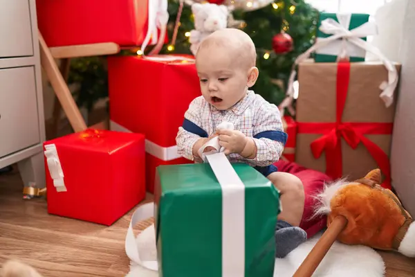 Αξιολάτρευτο Καυκάσιο Μωρό Ξεπακετάρισμα Δώρο Κάθεται Στο Πάτωμα Από Χριστουγεννιάτικο — Φωτογραφία Αρχείου