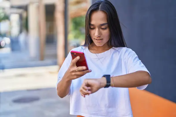 Junge Schöne Hispanische Frau Schaut Mit Smartphone Auf Straße — Stockfoto