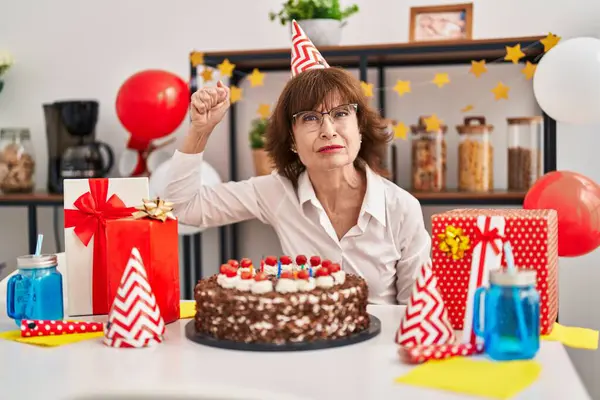 Mulher Meia Idade Comemorando Aniversário Segurando Grande Bolo Chocolate Irritado — Fotografia de Stock