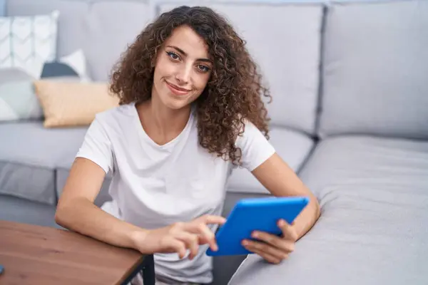 Young Beautiful Hispanic Woman Using Touchpad Sitting Floor Home — 图库照片