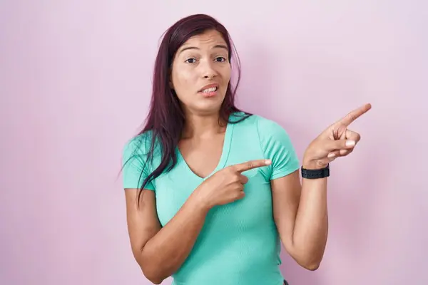 Young Hispanic Woman Standing Pink Background Pointing Aside Worried Nervous — Stock Photo, Image