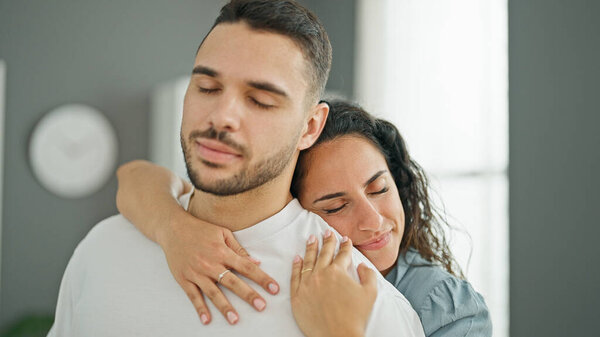 Мужчина и женщина пара утешают бойфренда стоя дома