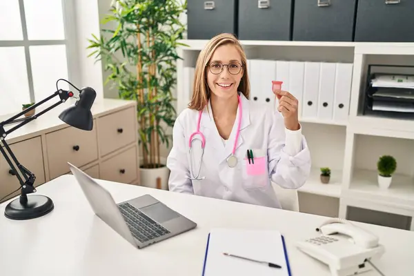 Młoda Blondynka Lekarz Kobieta Trzyma Menstruacyjny Kubek Patrząc Pozytywnie Szczęśliwy — Zdjęcie stockowe