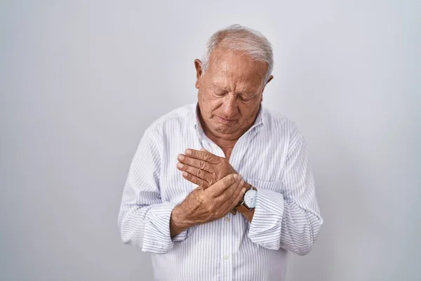 Gri Saçlı Yaşlı Adam Arka Planda Duruyor Ellerinde Parmaklarında Ağrı — Stok fotoğraf