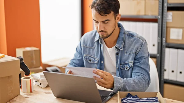 Genç Spanyol Adamı Ofisteki Laptop Okuma Belgesini Kullanıyor — Stok fotoğraf