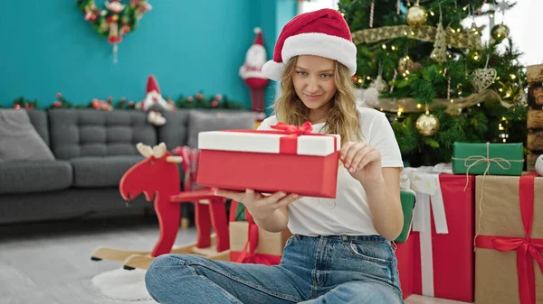 Jeune Femme Blonde Déballer Cadeau Célébrant Noël Maison — Photo