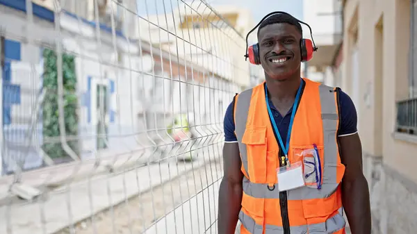 Africano Americano Homem Construtor Sorrindo Confiante Usando Fones Ouvido Local — Fotografia de Stock