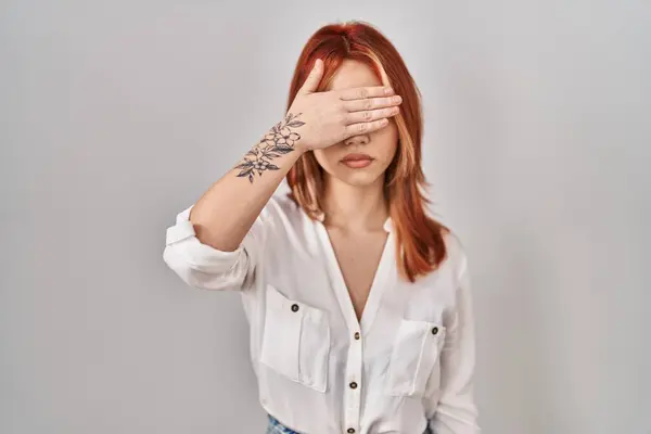 Young Caucasian Woman Standing Isolated Background Covering Eyes Hand Looking — Foto Stock