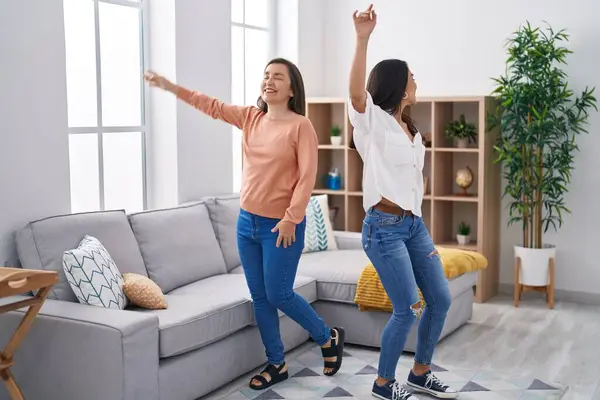Dos Mujeres Madre Hija Sonriendo Confiadas Bailando Juntas Casa — Foto de Stock