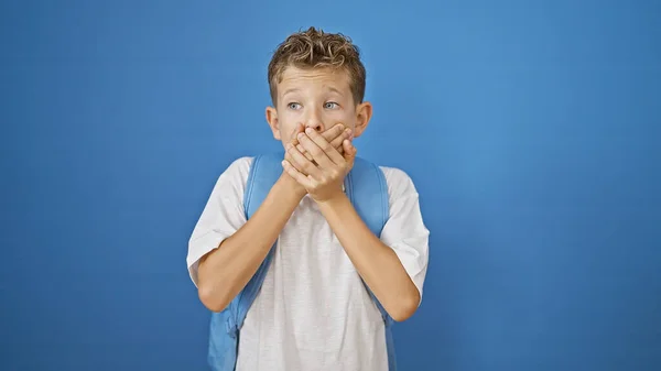Bedårande Blond Student Pojke Ace Överraskning Täcker Munnen Med Händerna — Stockfoto