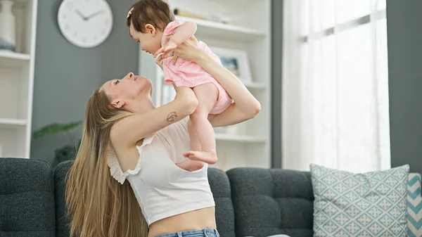 Anne Kızı Evde Gülümseyerek Bebeği Kucağında Tutuyorlar — Stok fotoğraf