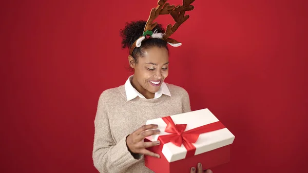 Afrikaans Amerikaanse Vrouw Uitpakken Kerstcadeau Dragen Rendier Oren Geïsoleerde Rode — Stockfoto