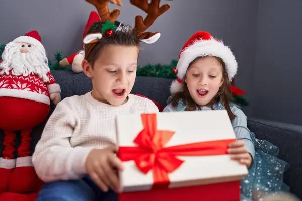 Liebenswerter Junge Und Mädchen Beim Auspacken Von Weihnachtsgeschenk Hause Auf — Stockfoto