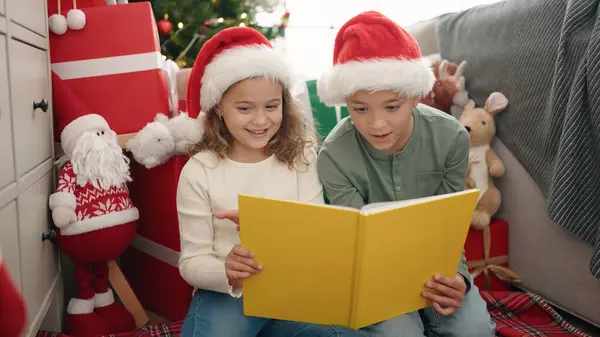 Dos Niños Leyendo Libro Sentado Suelo Por Árbol Navidad Casa —  Fotos de Stock