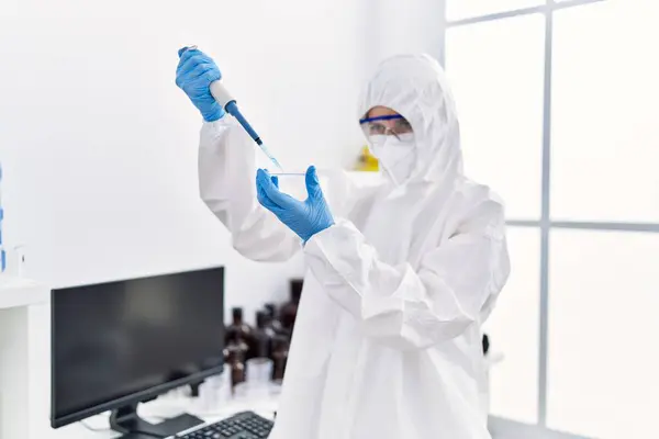 Jong Blond Vrouw Wetenschapper Dragen Veiligheid Uniform Gieten Vloeistof Monster — Stockfoto