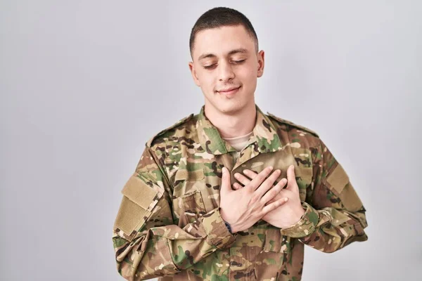 Ung Man Klädd Kamouflage Armé Uniform Leende Med Händerna Bröstet — Stockfoto