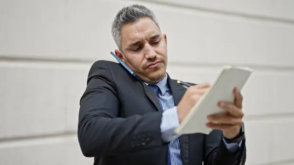 Ung Latinamerikan Man Företagare Talar Smartphone Med Anteckningar Gatan — Stockfoto