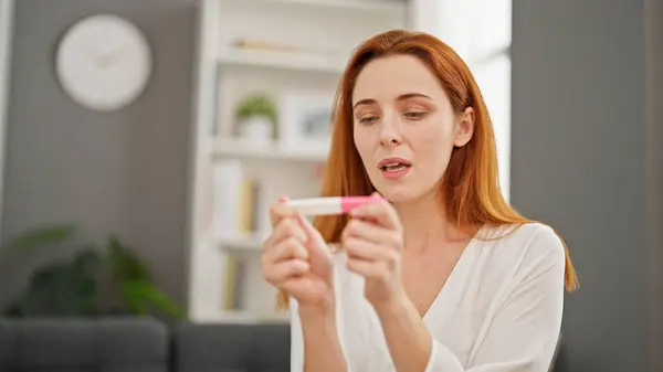 Junge Rotschopf Frau Wartet Hause Auf Schwangerschaftstest Ergebnis — Stockfoto