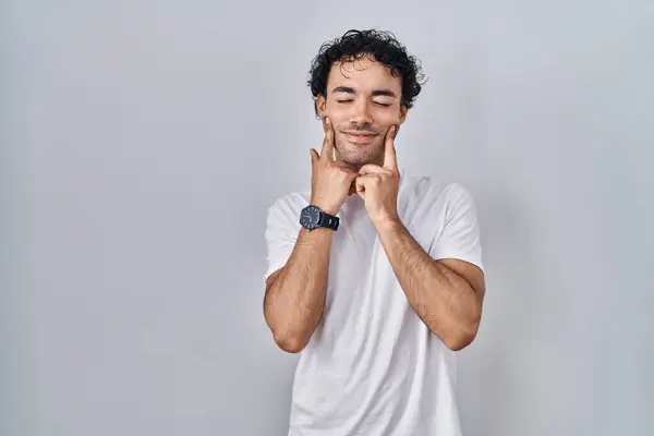 Homem Hispânico Sobre Fundo Isolado Sorrindo Com Boca Aberta Dedos — Fotografia de Stock