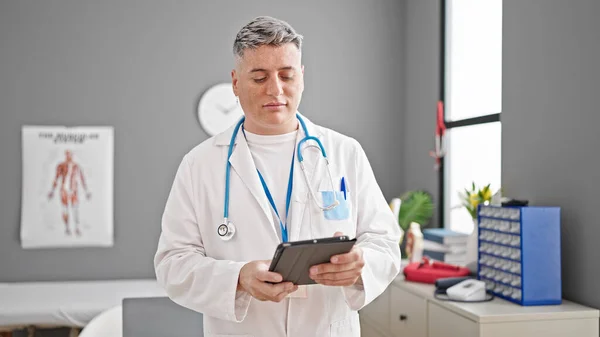 Νεαρός Καυκάσιος Ιατρός Που Χρησιμοποιεί Touchpad Σοβαρό Πρόσωπο Στην Κλινική — Φωτογραφία Αρχείου