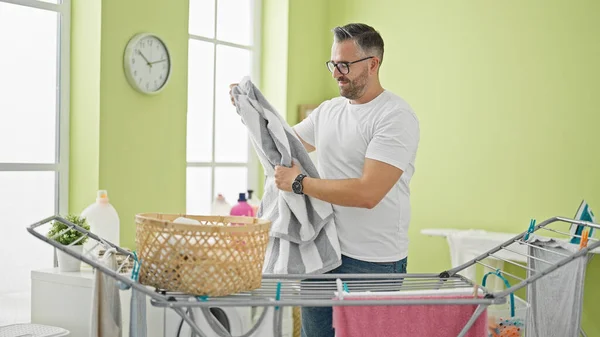 Gråhårig Man Ler Självsäker Hängande Kläder Klädstreck Tvättstuga — Stockfoto