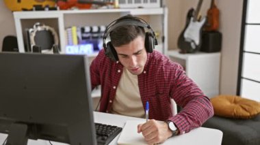 Genç, yakışıklı bir İspanyol, yetenekli bir müzisyen, duygusal bir şarkı besteleyen ve bir müzik stüdyosunun akustik atmosferinde şarkı söyleyen, notlar alan.