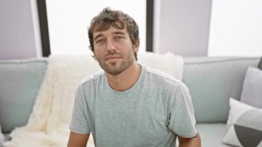 Kendinden emin genç bir adam, gülümsemesinden neşe saçıyor, bir sonraki macerasına geçmek için koltuğuna oturmuş, elinde pasaportuyla Finlandiya 'da bir yaz tatiline çıkıyor..