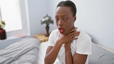 Afro-Amerikalı kadın yatak odasında acı içinde kıvranırken boğularak can çekişiyor. Evde sağlık krizi.