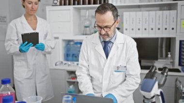 Kara kara düşünen iki bilimadamı laboratuarlarında toplandılar, laptoplarında ve dokunmatik bilgisayarlarında ciddi araştırmalara daldılar, bilim, tıp ve biyolojide çığır açan buluşlar yaptılar..
