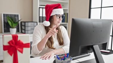 İş kadını ofiste Noel 'i kutluyor