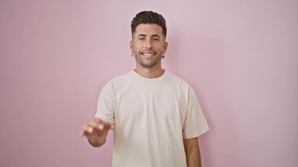 Munter Ung Spansktalende Mand Trygt Blinker Gestus Stående Isoleret Suave – Stock-video