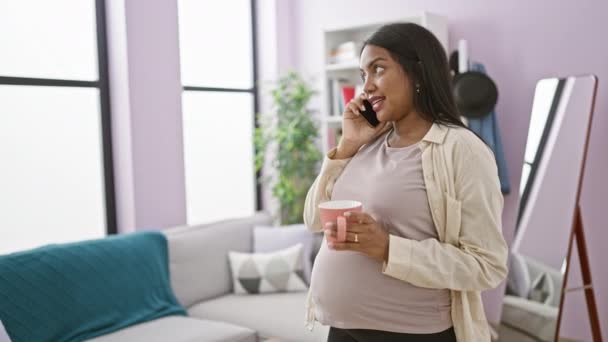 Junge Schwangere Frau Telefoniert Mit Smartphone Und Trinkt Kaffee Hause — Stockvideo